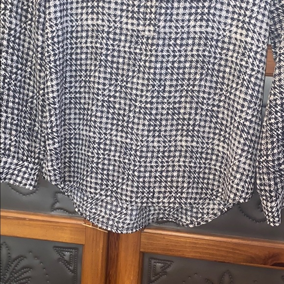 2/$10- NYDJ- Long Sleeve Henley Houndstooth Blouse - Picture 6 of 11